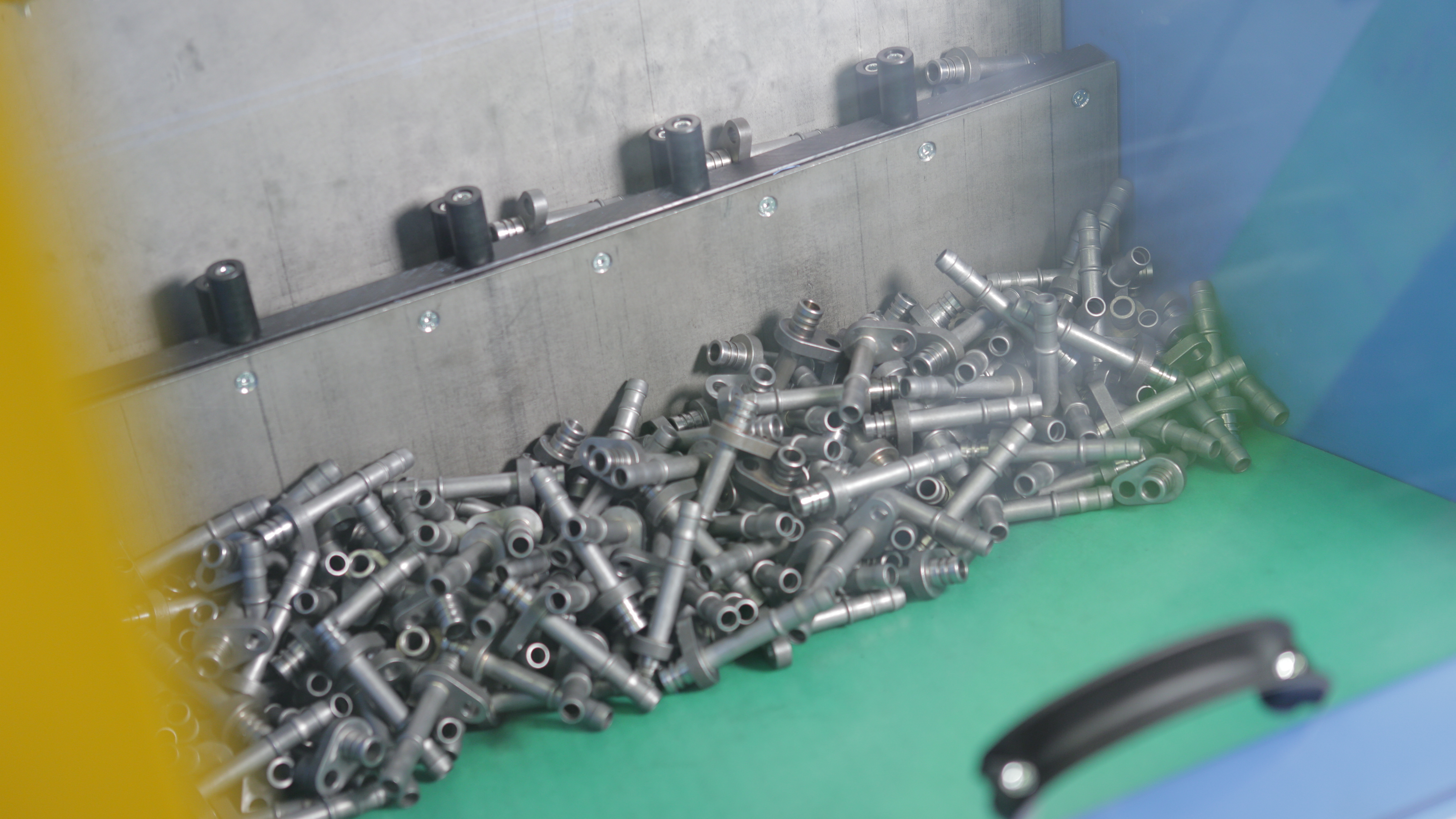 Automatisierte Zuführung von Metall-Fittings in einer transfluid Rohrbearbeitungsanlage mit Sliding-Feeder.