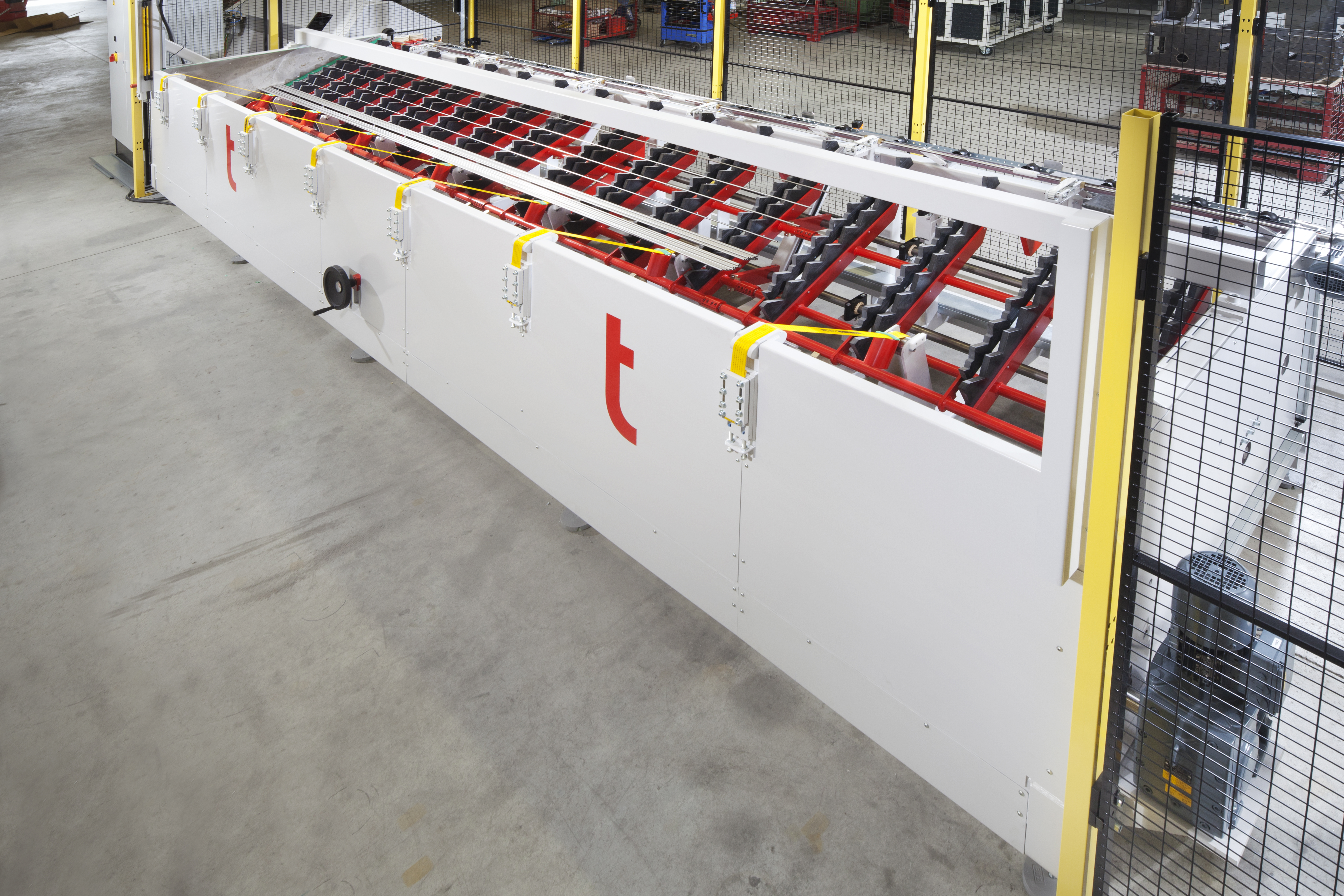 Step-Feeder Rohrzuführung der transfluid Varioline Anlage zur automatischen Vereinzelung und Zuführung von Metallrohren in eine Rohrtrennmaschine.