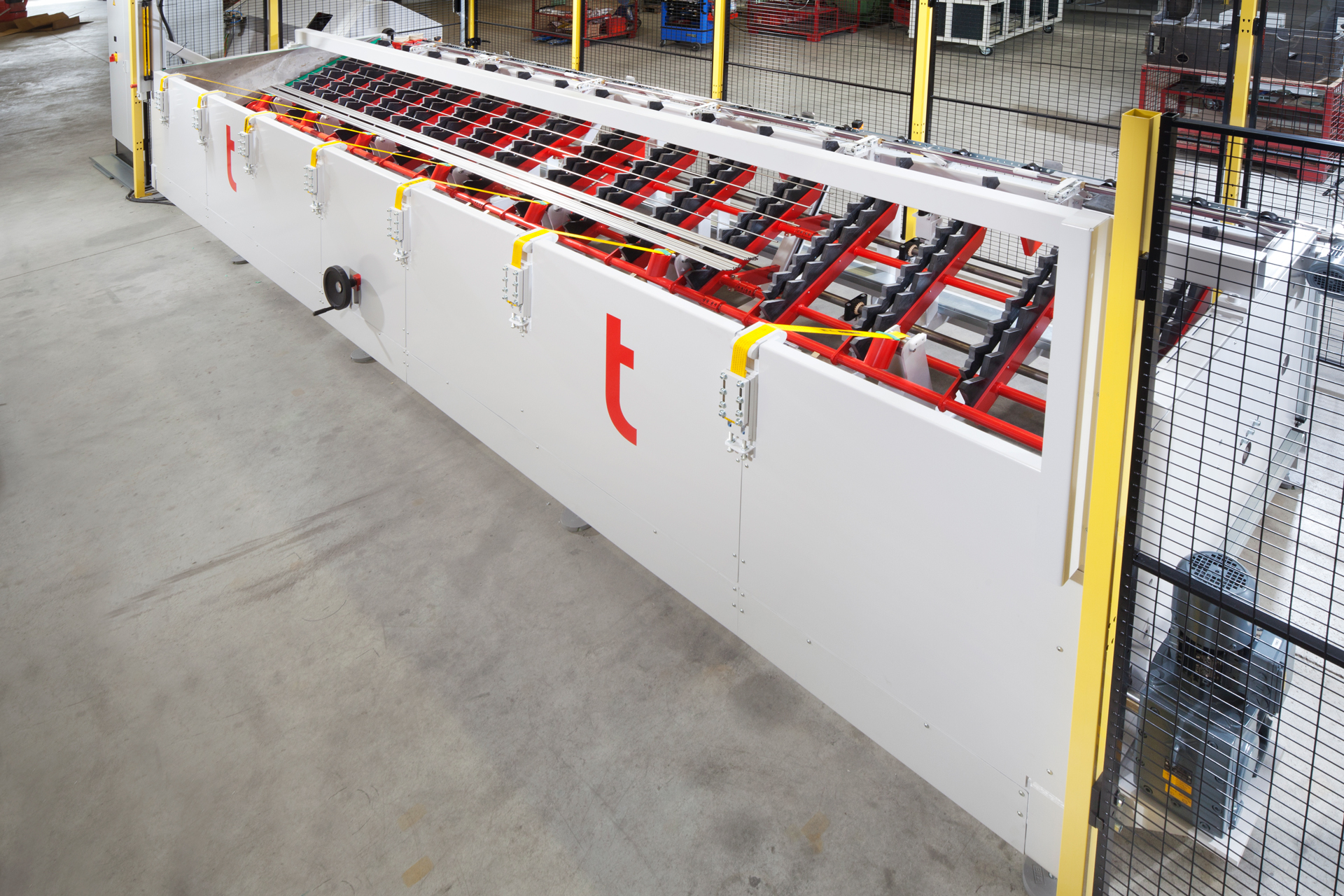 Automatisches Rohrmagazin mit Kettenförderer zur Zuführung von Metallrohren in eine CNC Rohrtrennanlage.