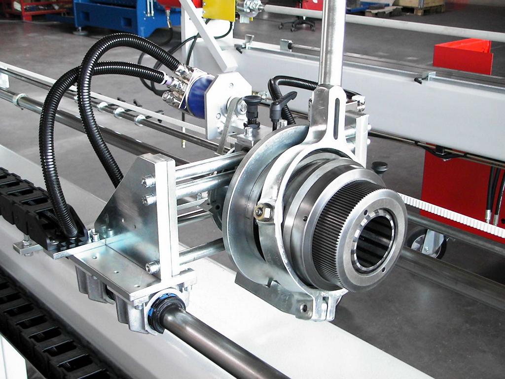 CNC-Rohrbiegemaschine mit Spannsystem und Werkzeugaufnahme in der industriellen Metallverarbeitung.