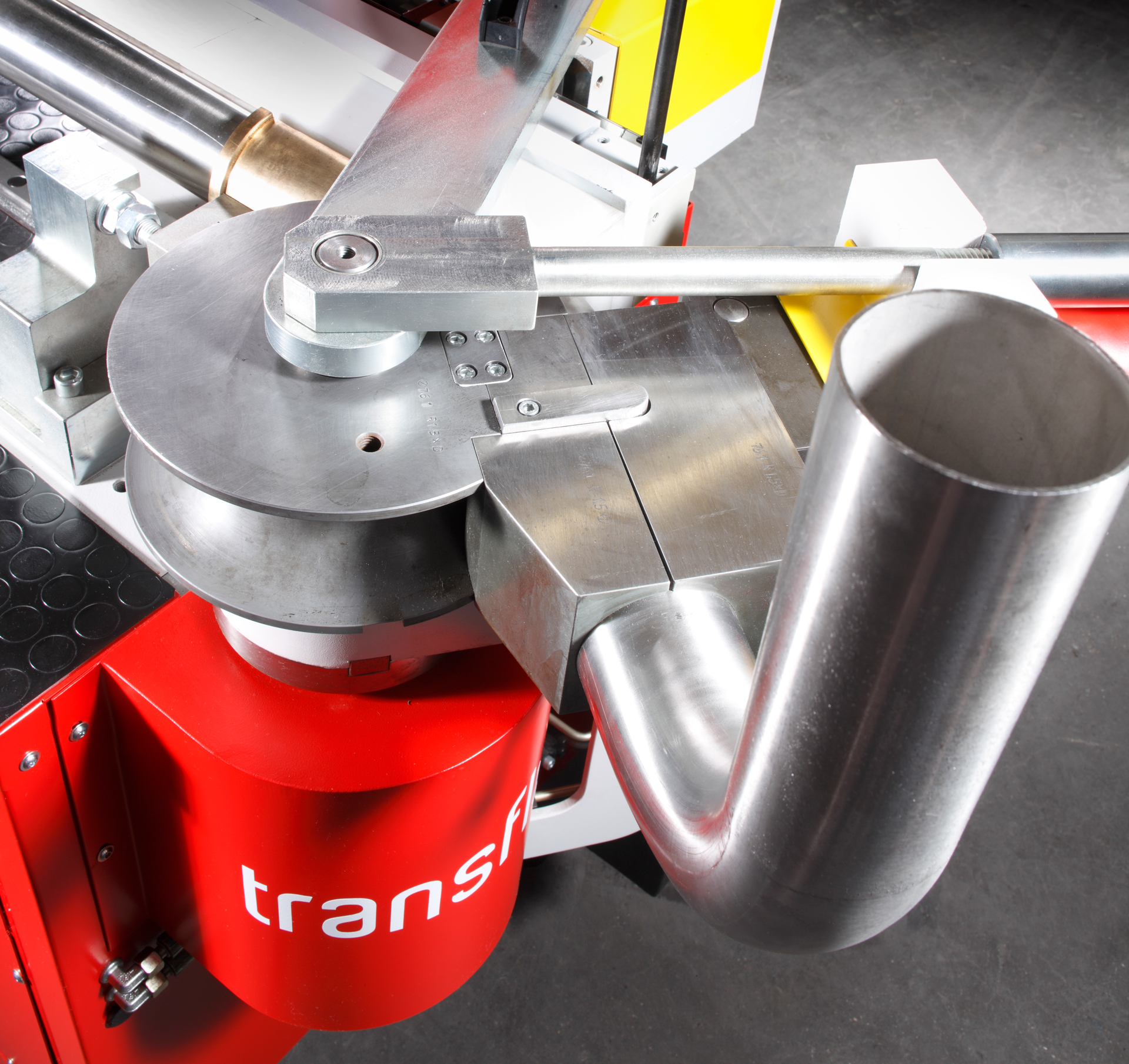 Werkzeugwechsel an CNC-Rohrbiegemaschine mit Biegeform und Metallrohr.