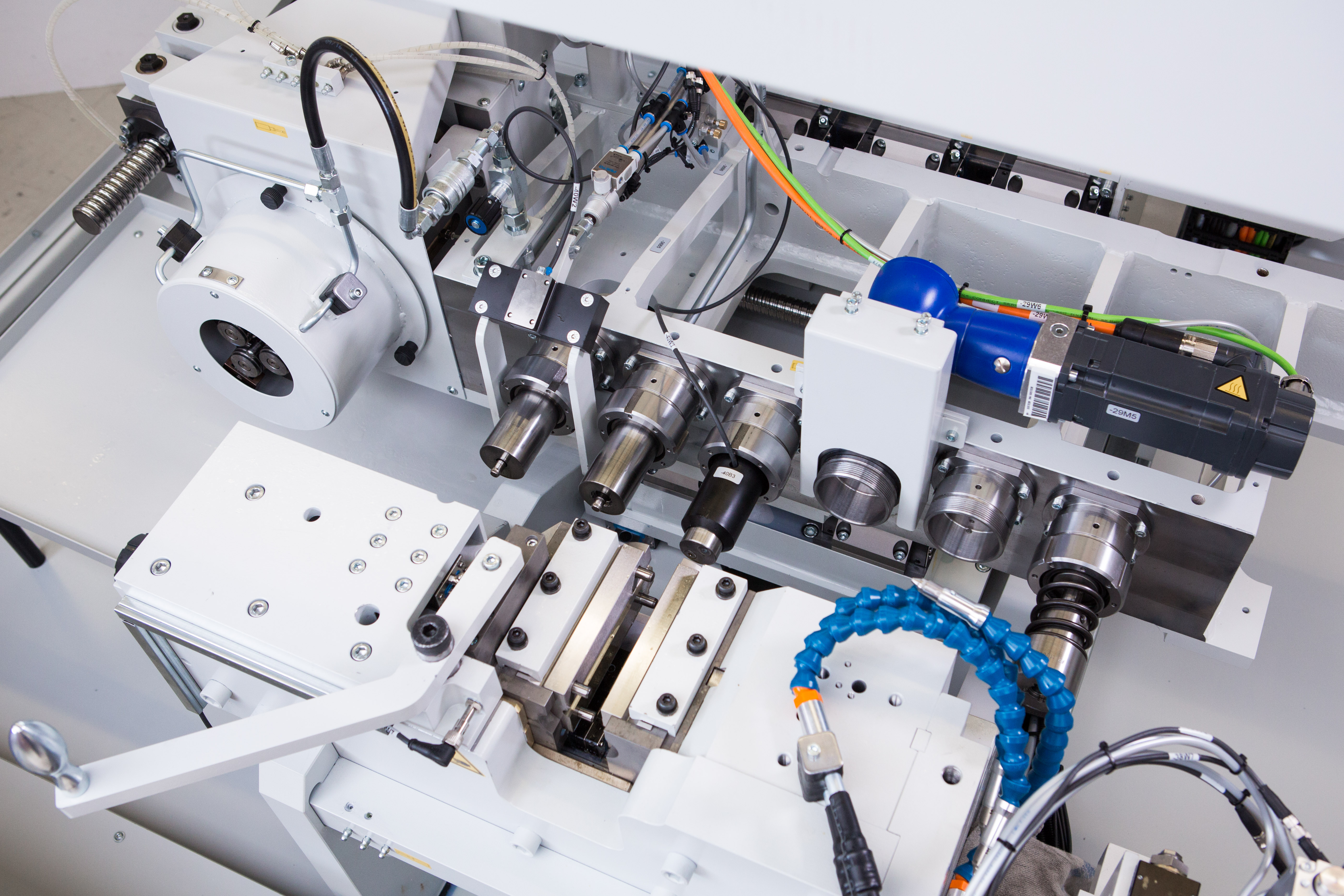 Werkzeugbereich einer transfluid Kombinationsmaschine zur Rohrumformung.