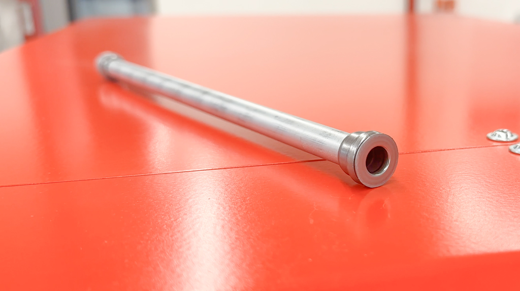 Metallrohr mit geformtem ORFS-Rohrende nach der Bearbeitung auf einer Rohrumformmaschine.