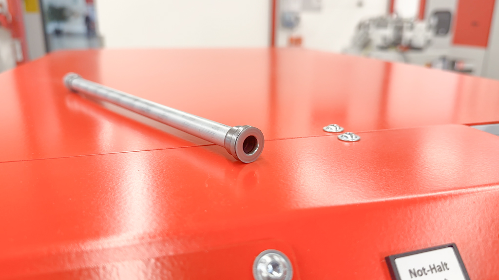 Metallrohr mit geformtem ORFS-Rohrende nach der Bearbeitung auf einer Rohrumformmaschine.