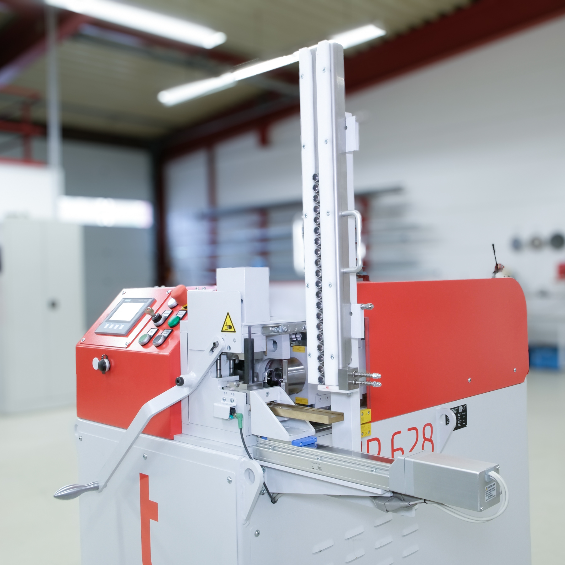 t form FLARELINE 28 Rohrumformmaschine mit automatischer ORFS-Ringzuführung in der Produktionshalle.