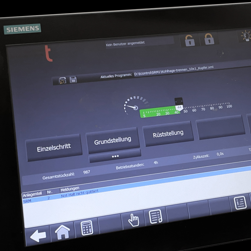 Bedienpanel einer Rohrumformmaschine mit digitaler Steuerung von Siemens zur Einstellung und Überwachung des Umformprozesses für industrielle Rohrbearbeitung.