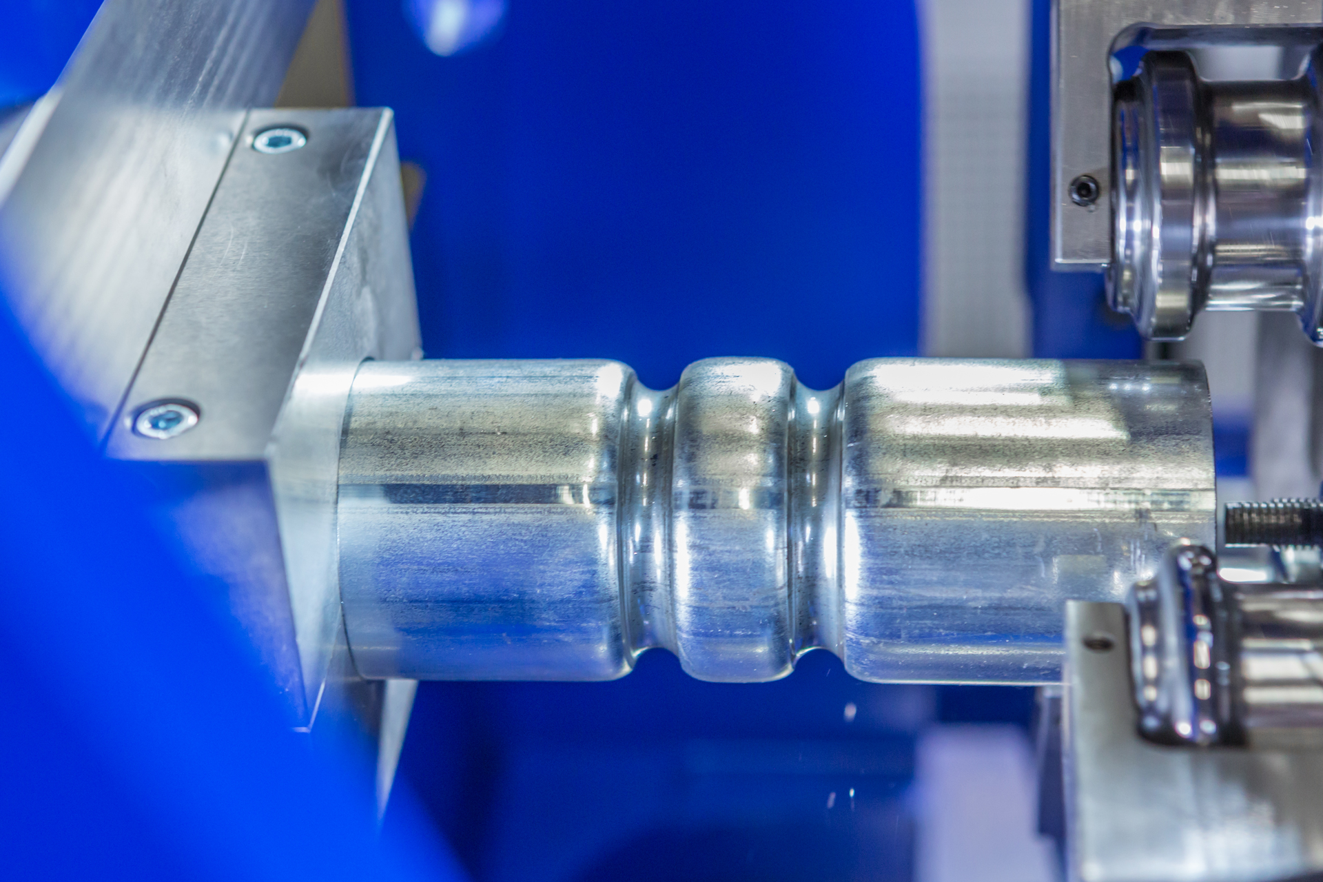 Detailaufnahme eines Metallrohrs während der Umformung in einer industriellen Rohrumformmaschine t form MULTILINE 65.