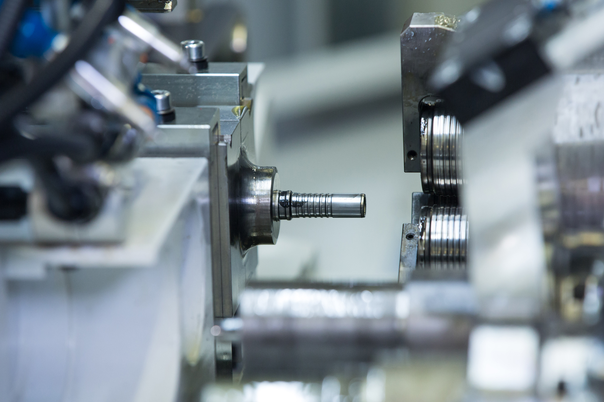 Rollform-Werkzeuge einer Rohrumformmaschine Typ MULTILINE bearbeiten präzise das Ende eines Metallrohres.