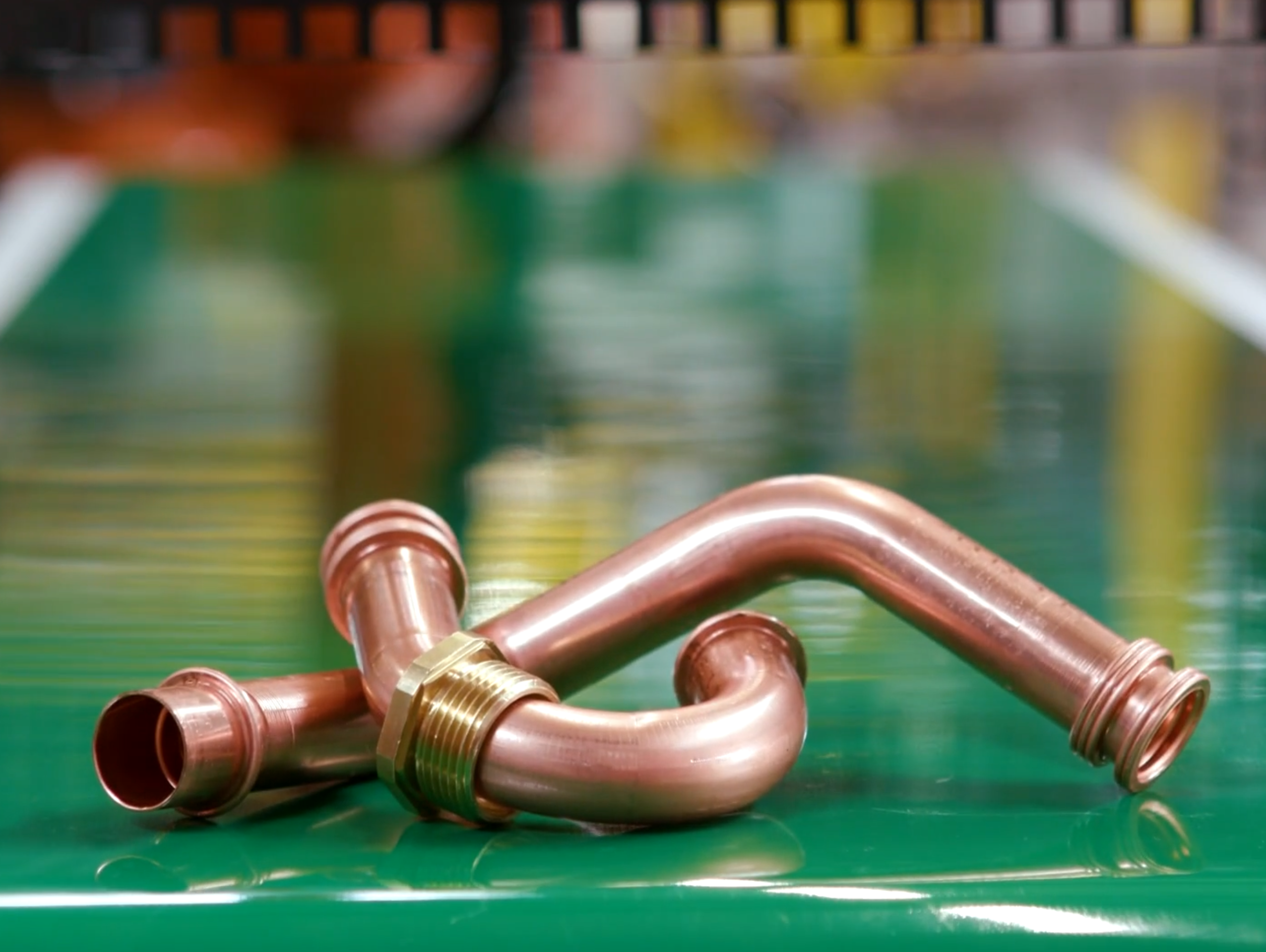 Gebogene Kupferrohre mit Endumformung und Gewindeanschluss für industrielle Rohrsysteme.