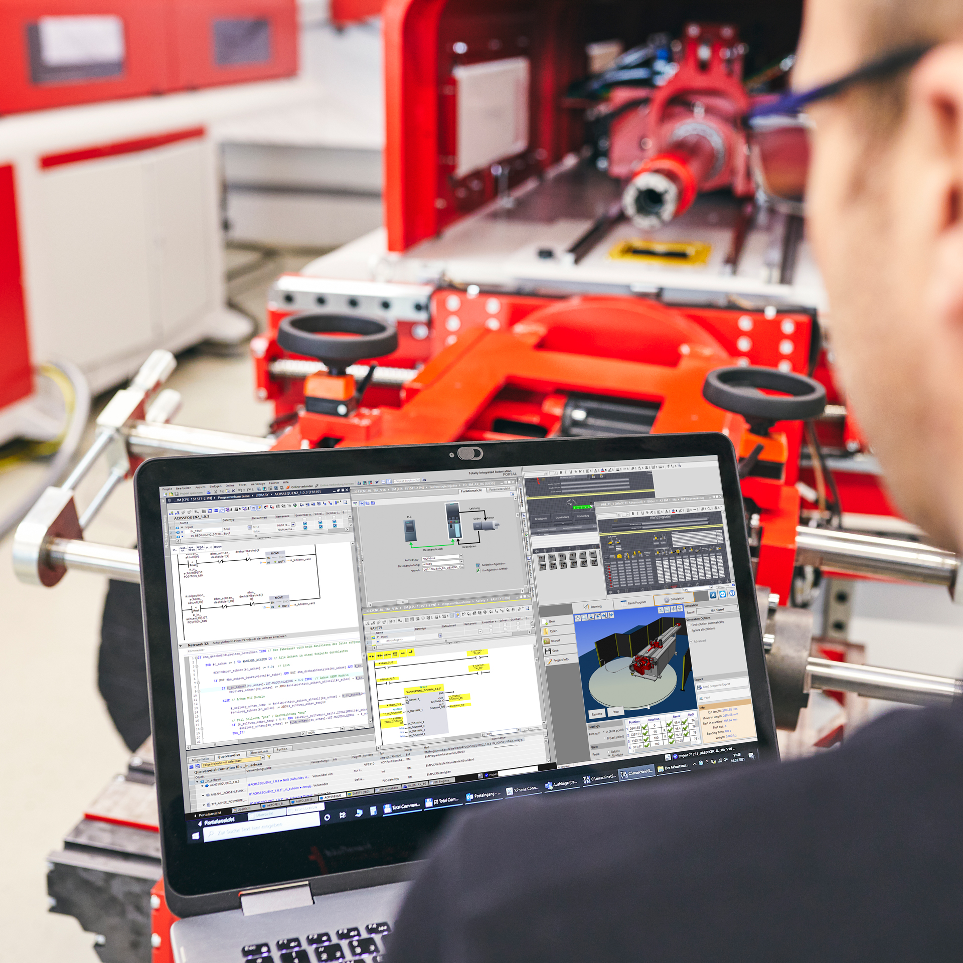 transfluid T-Project Software auf Laptop zur Steuerung einer Rohrbiegemaschine.