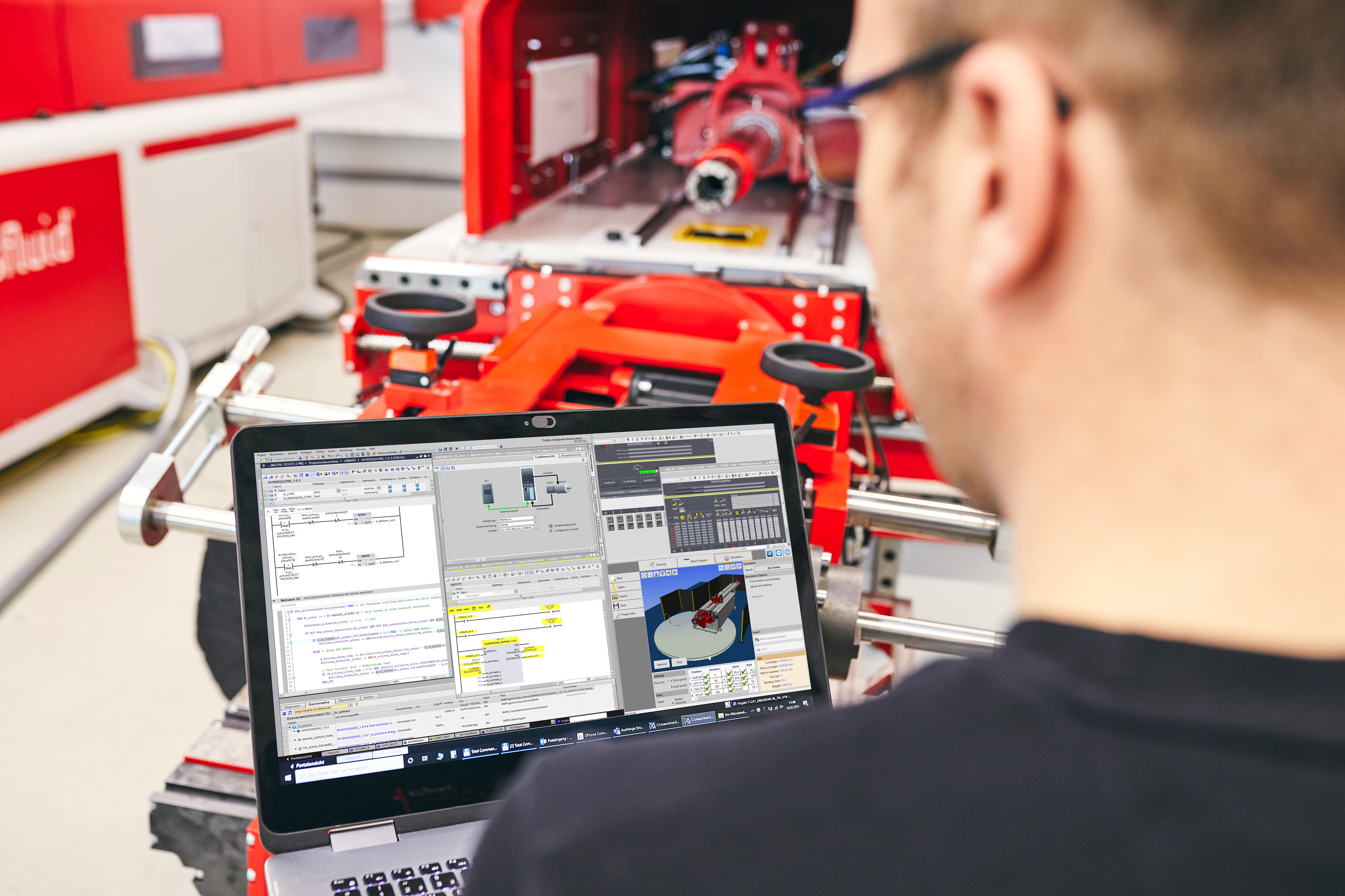 transfluid T-Project Software auf Laptop zur Steuerung einer Rohrbiegemaschine