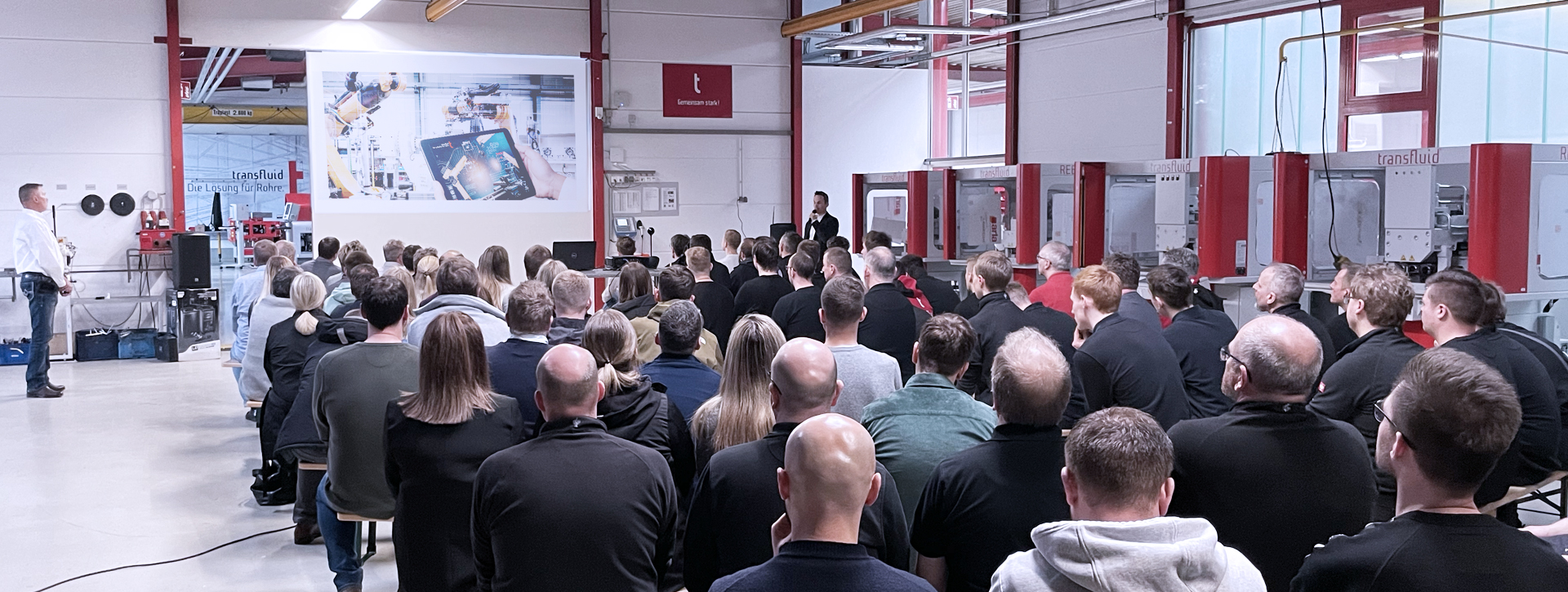 transfluid Innovation Days – Fachvortrag vor Publikum in Produktionshalle.