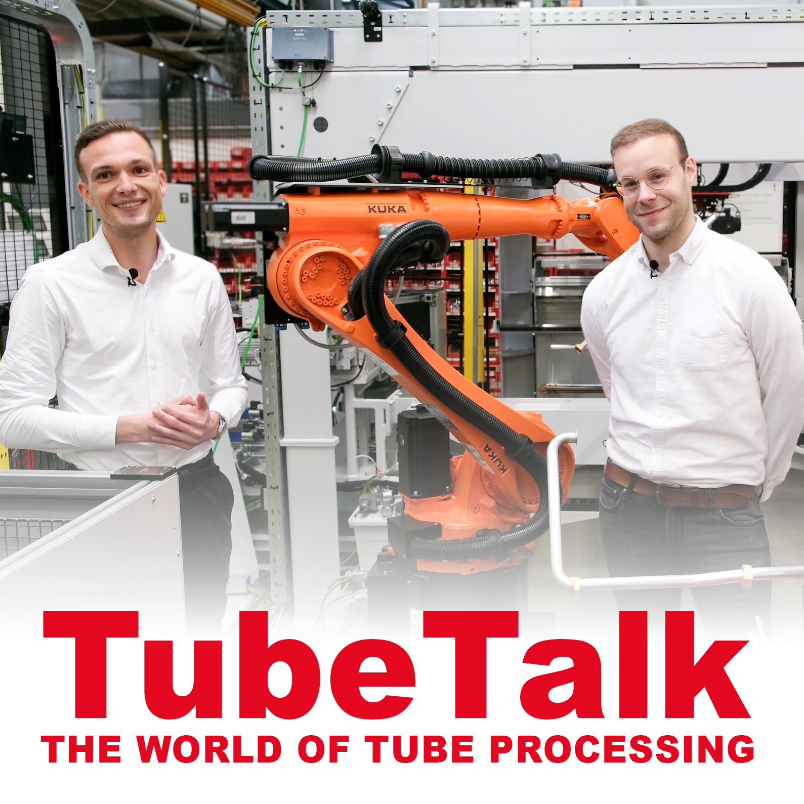 Transfluid TubeTalk Mitarbeiter mit KUKA Roboter in automatisierter Rohrbearbeitungszelle.